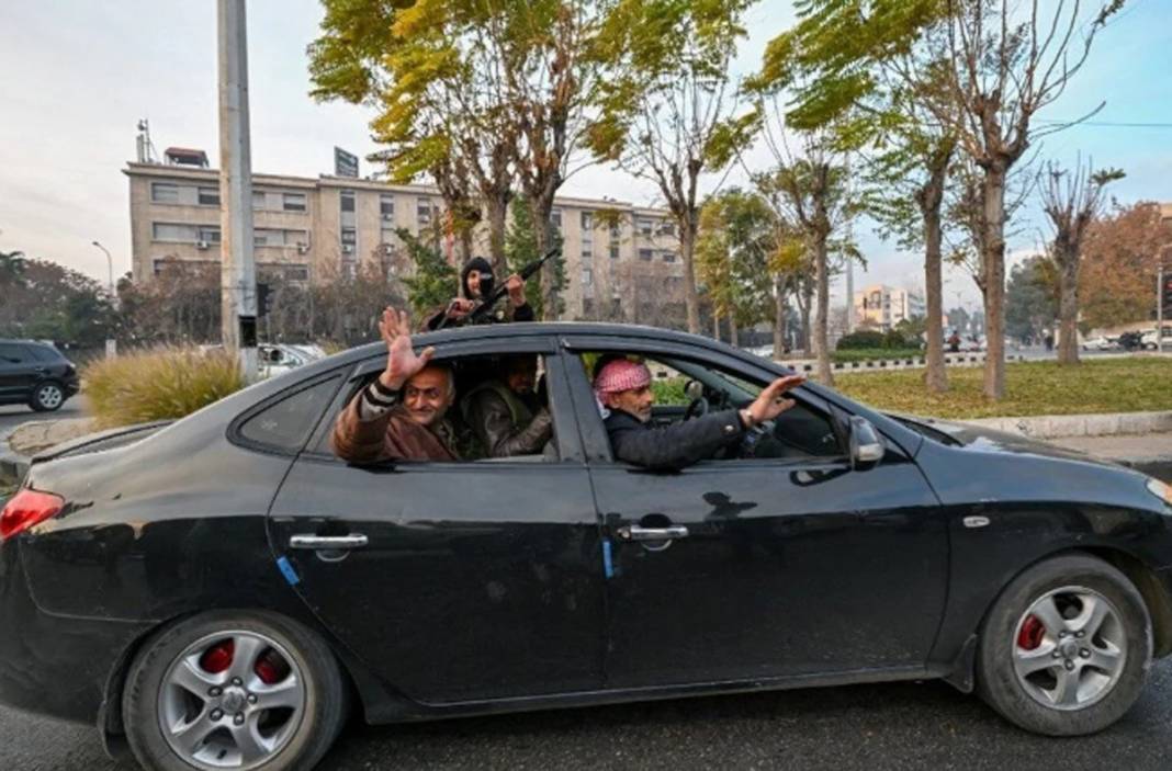 Esad rejimi bitti Suriye’de yeni dönem başladı: Şam’da halk sokaklara akın etti 5